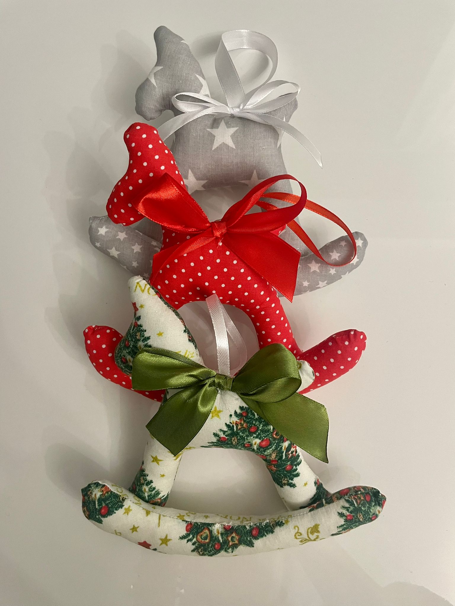 Ręcznie szyty materiałowy konik na biegunach