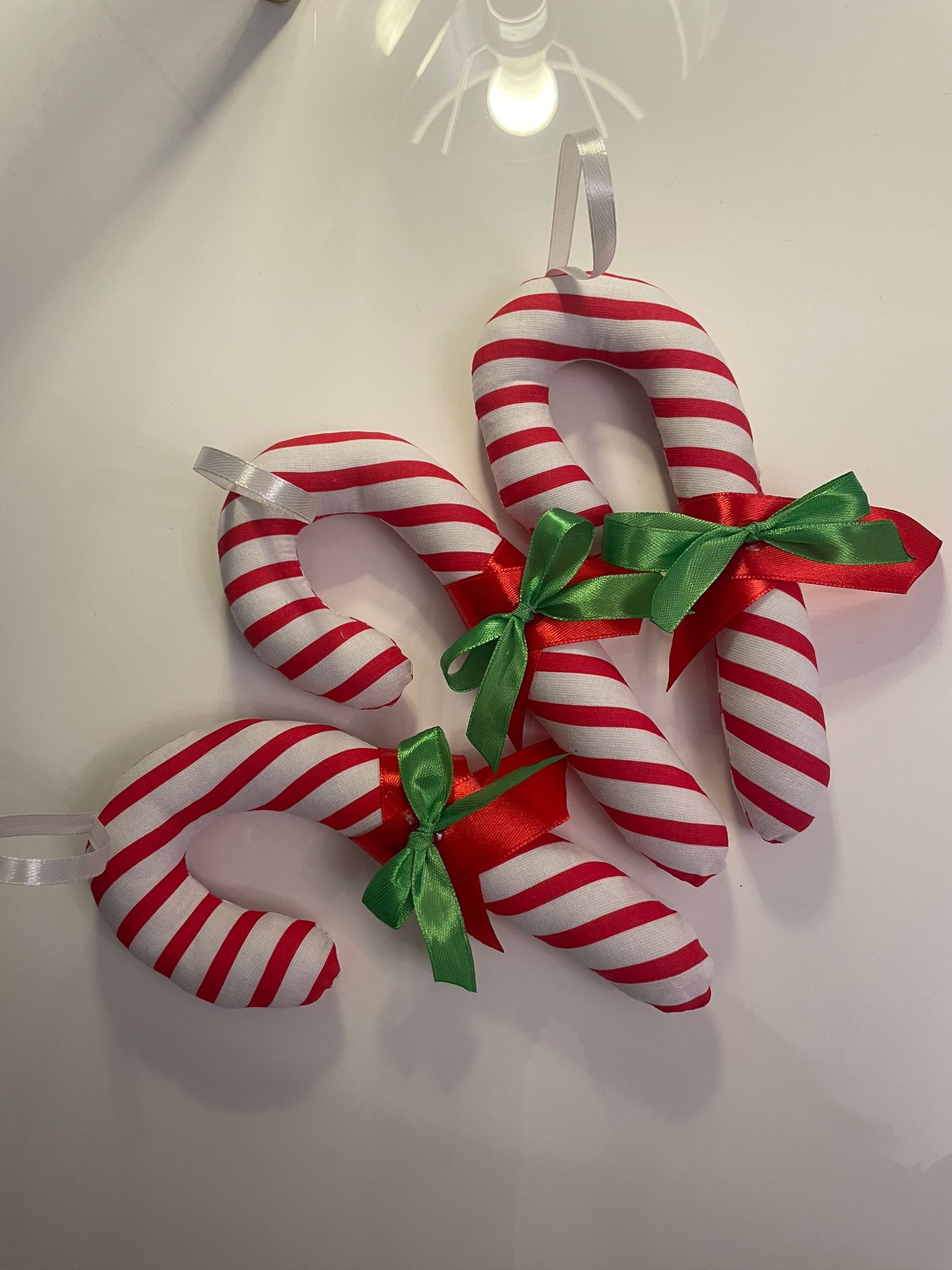 Materiałowe lizaki świąteczne w biało-czerwone paski